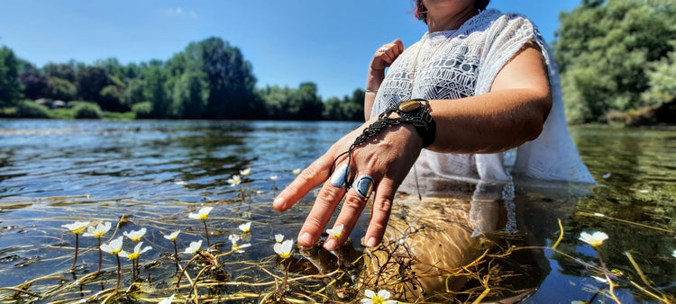 Les bijoux de main