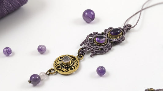 Collier violet et pierres en améthyste