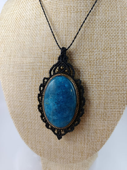 collier tissé noir et pierre en apatite 