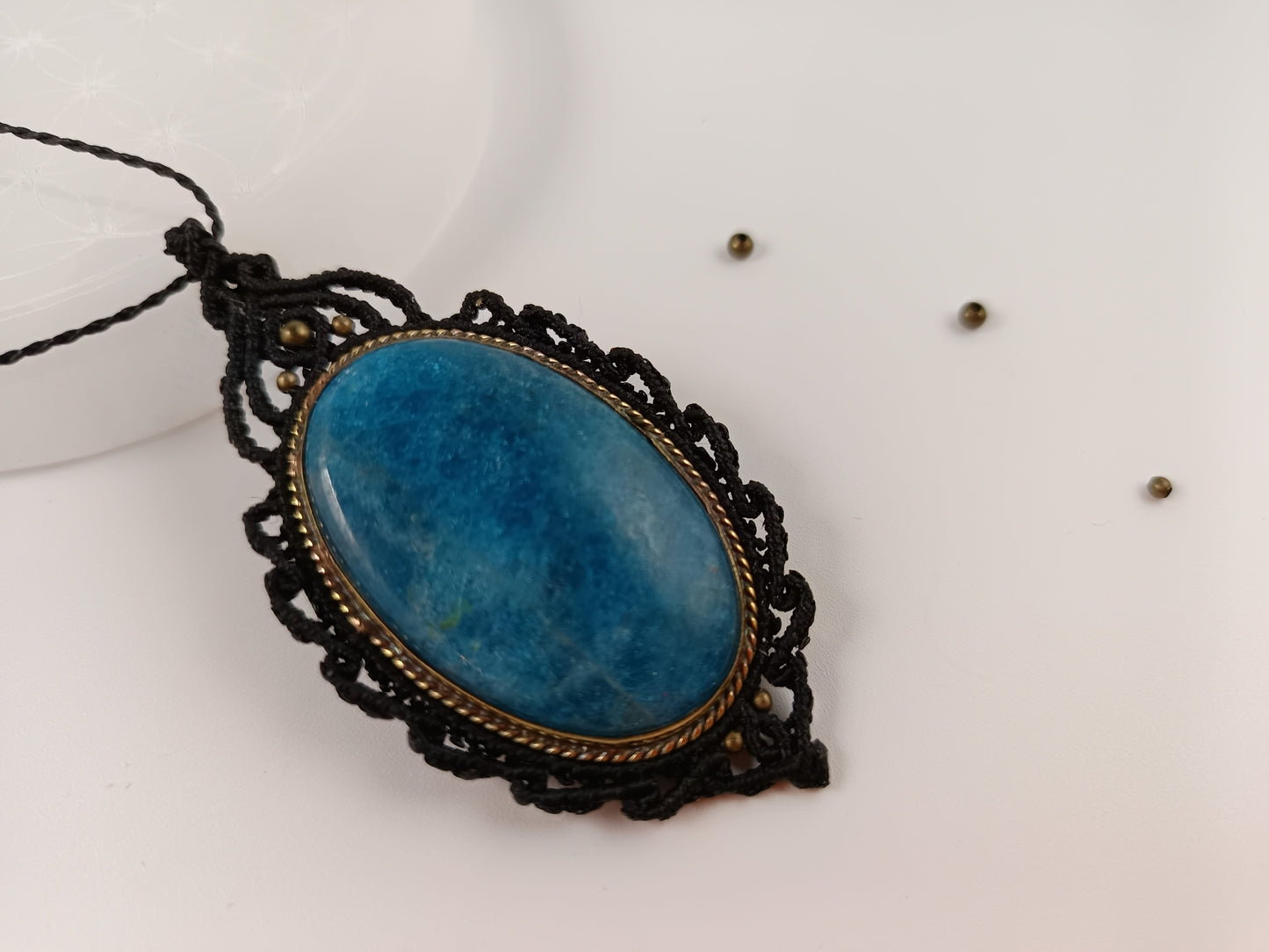 collier tissé noir et pierre en apatite 