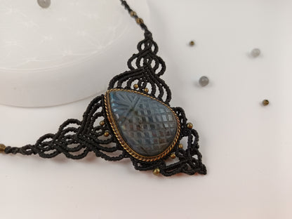 Plastron - Labradorite gravée - Noir