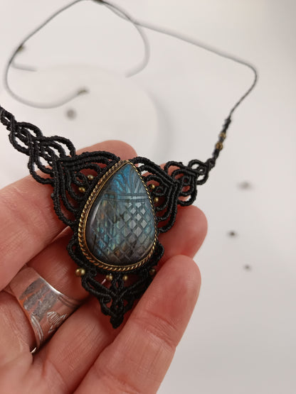 Plastron - Labradorite gravée - Noir