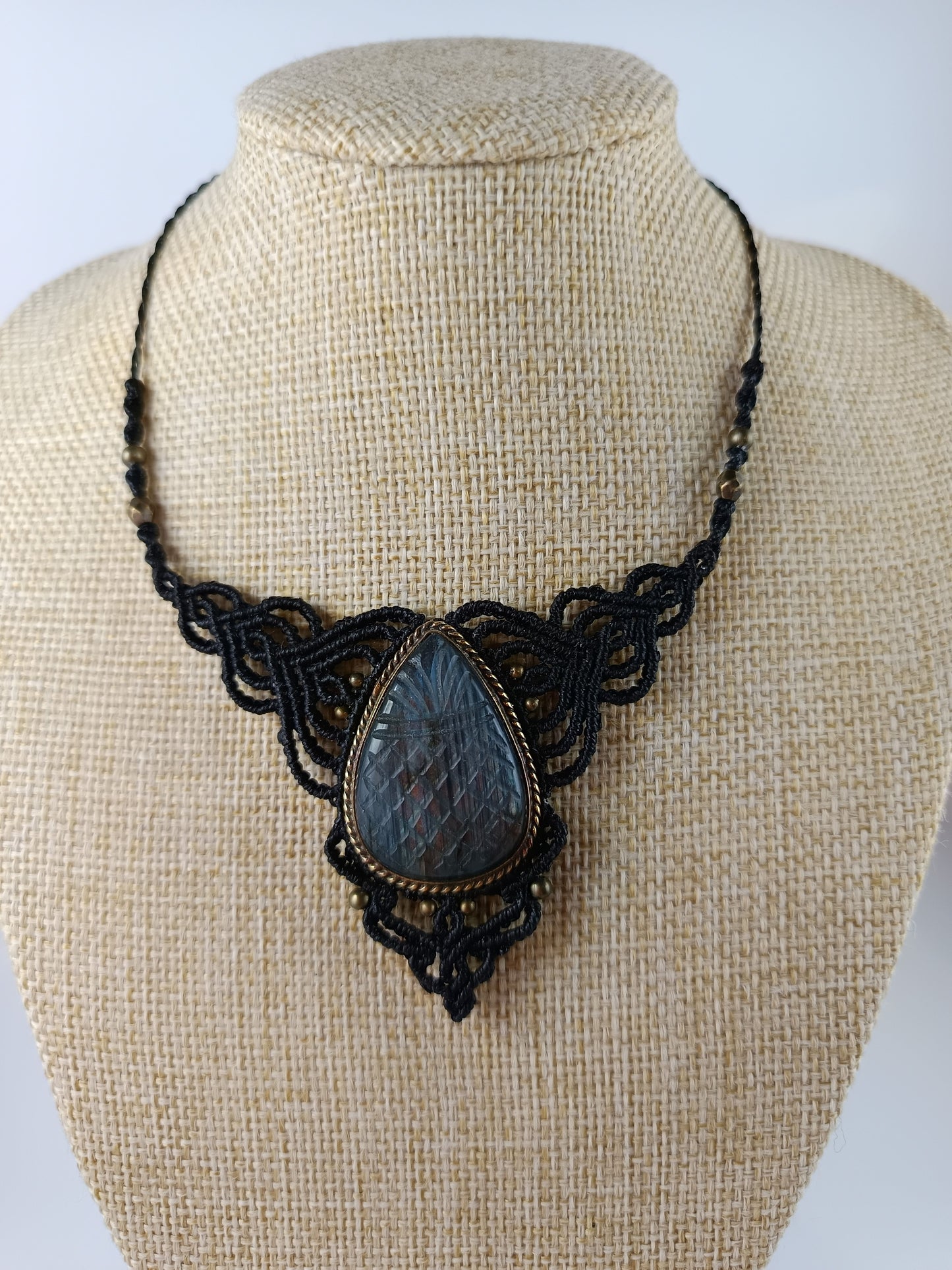 Plastron - Labradorite gravée - Noir