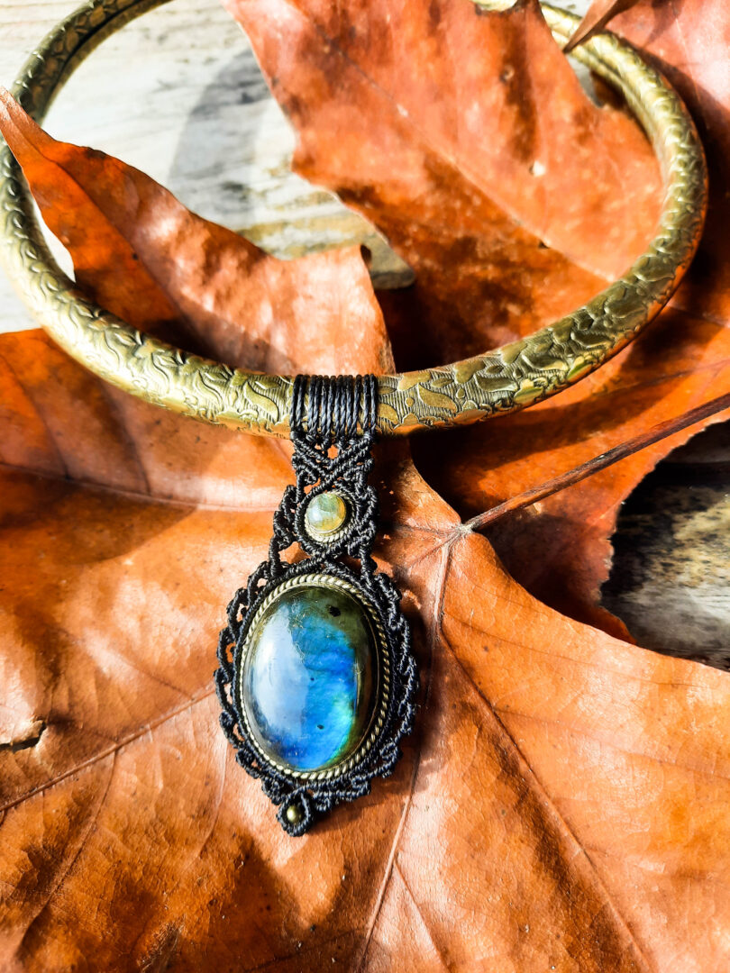 collier tissé noir, laiton et labradorite