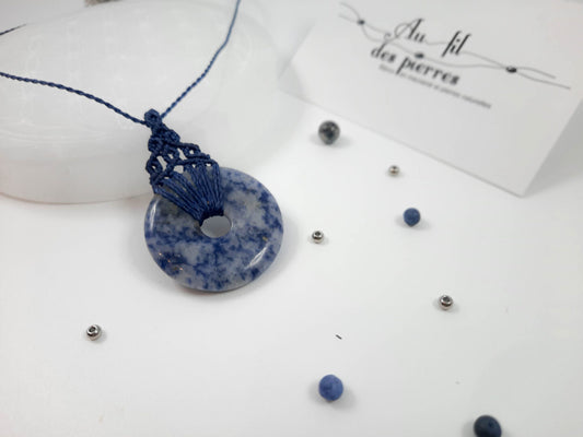 Collier donut bleu et pierre en sodalite