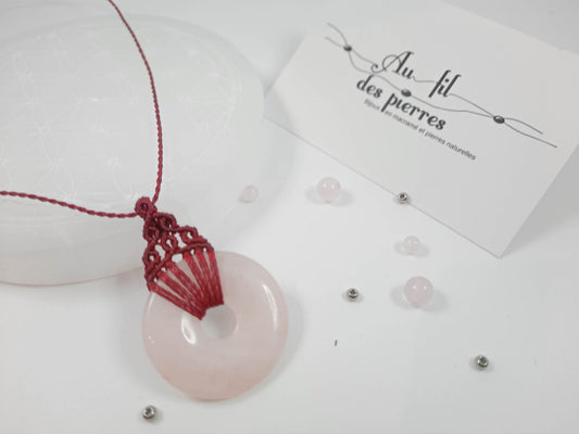 Collier donut rouge et pierre en quartz rose