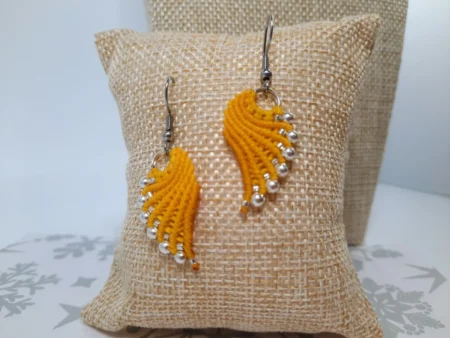 Boucle d'oreilles "ailes d'ange" en micro-macramé jaune