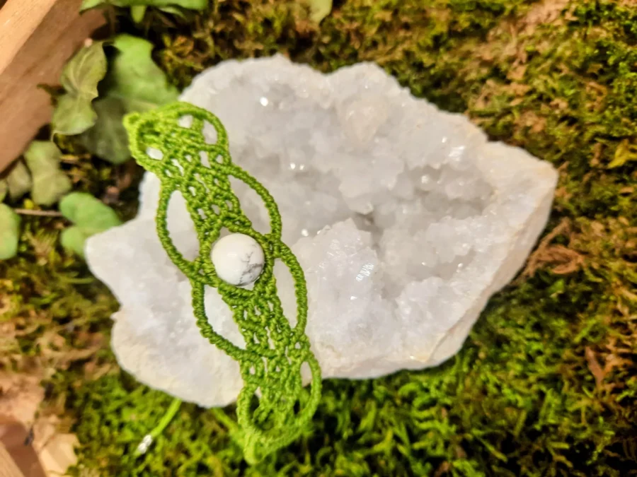 Bracelet en micro-macramé vert et perle en howlite
