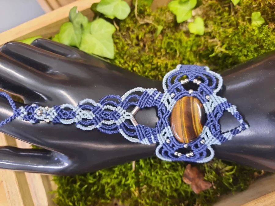 Bijoux de main en micro-macramé bleu et pierre naturelle en Œil de tigre